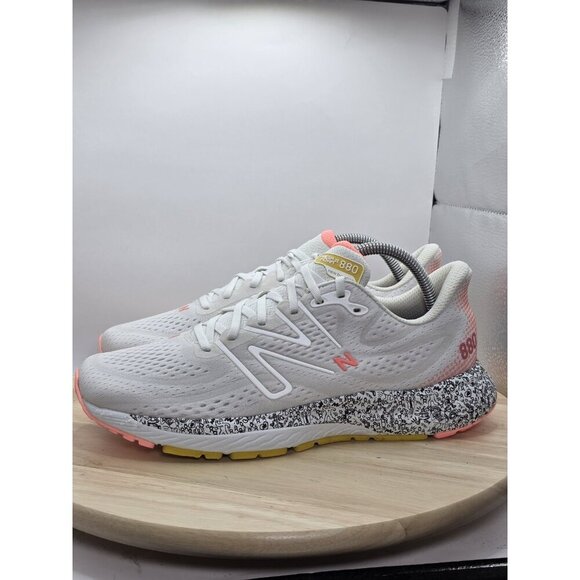 Mens 9.5- New Balance White Fressh Foam 880 Sneakers Atletic W880R13 Size W 11 - Picture 1 of 8